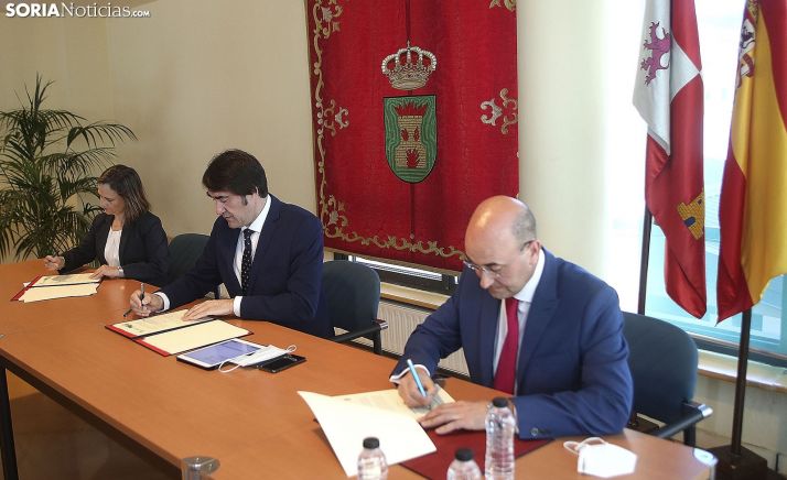 Una imagen de la firma del convenio en la sede consistorial de ólvega. /SN