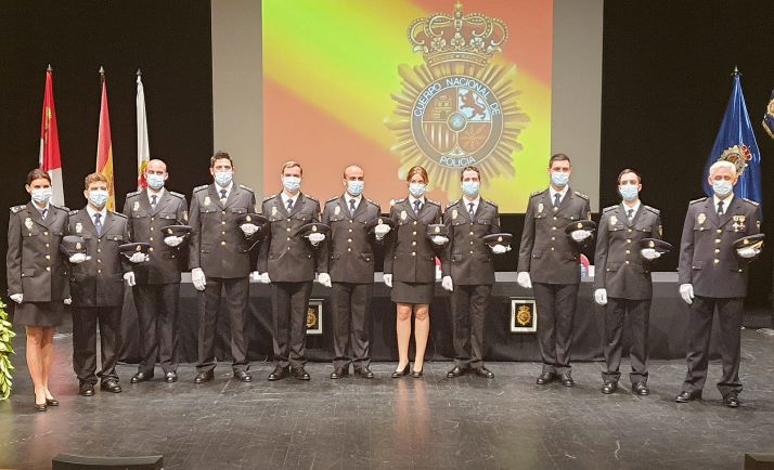 Los agentes y su tutor en el acto celebrado esta tarde. /Subdelegación del Gobierno
