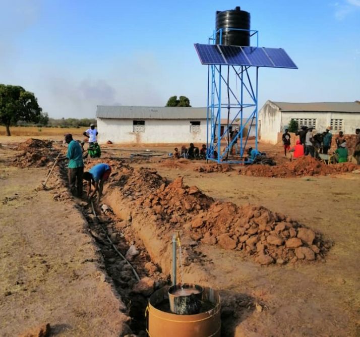 La Fundación Pedro Navalpotro construye un pozo con bomba solar en una escuela de Gambia