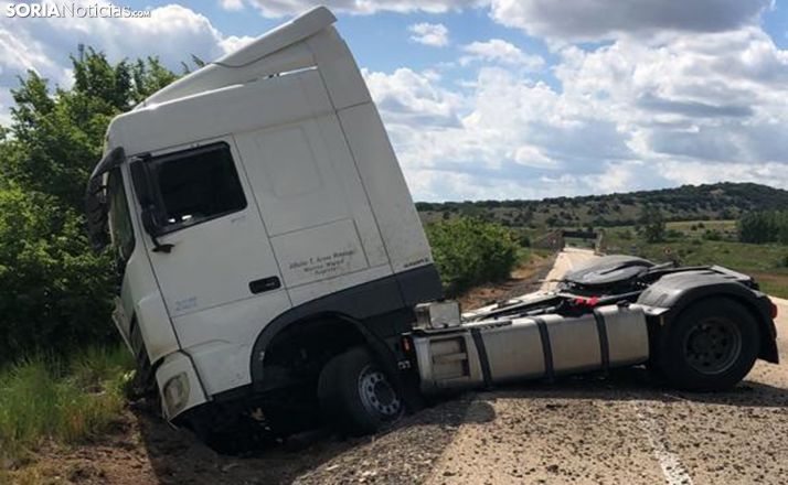 Salida de una cabeza tractora en la Venta de Ciria