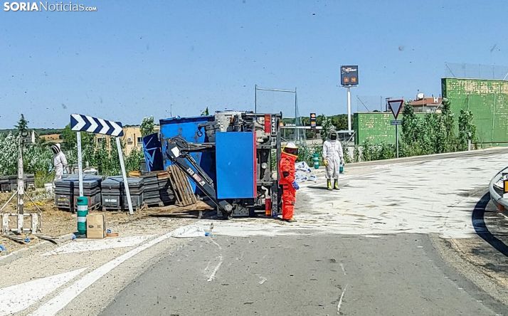 Vuelca en Cadosa un camión que transportaba abejas