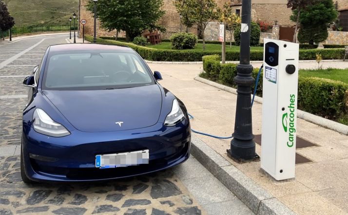 Un vehículo eléctrico en uno de los puntos de recarga. /Ayto.