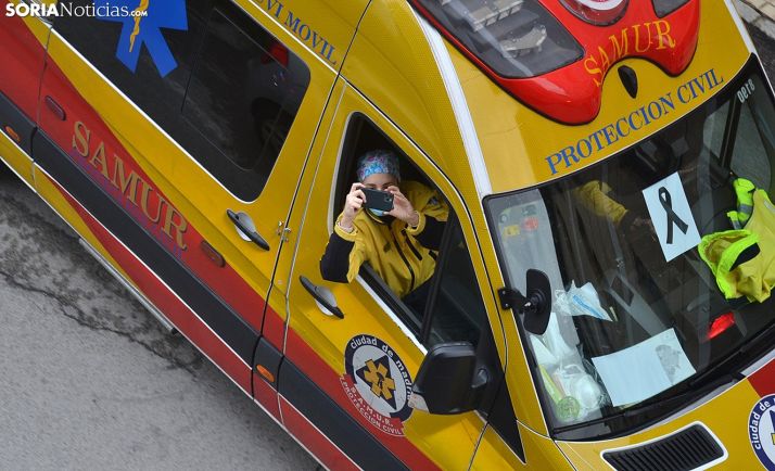 Una sanitaria del SAMUR en una ambulancia durante una de las caravanas de las ocho de la tarde. /SN