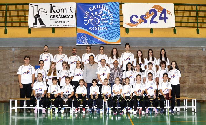 Foto de familia de los jugadores en todas sus categorías. /CBS-CS24