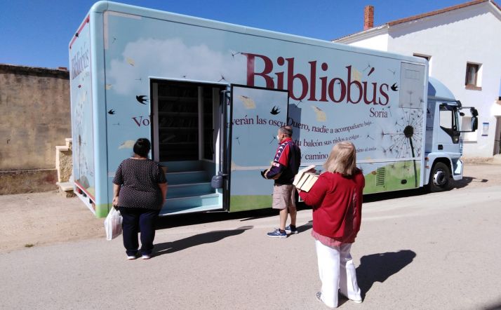 El bibliobús este lunes en Villálvaro. /Dip.