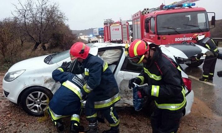 Bomberos en labores de asistencia en un accidente en la demarcación del Moncayo. /SN