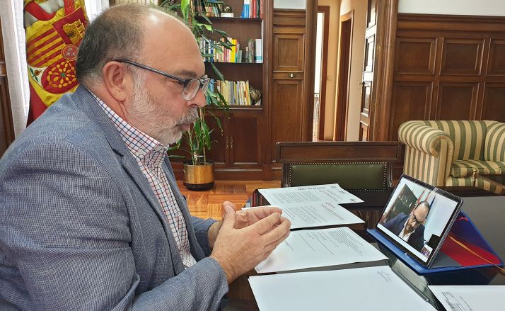 El subdelegado en videoconferencia con el alcalde burgense. /Subdelegación del Gobierno