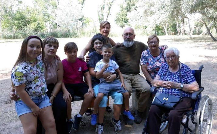 La centenaria, con las cinco generaciones de su saga en un encuentro familiar. /Dip.
