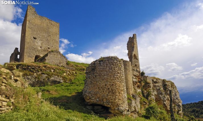 Cielo azul y nubes sobre el castillo de Calatañazor. /Josepcurto