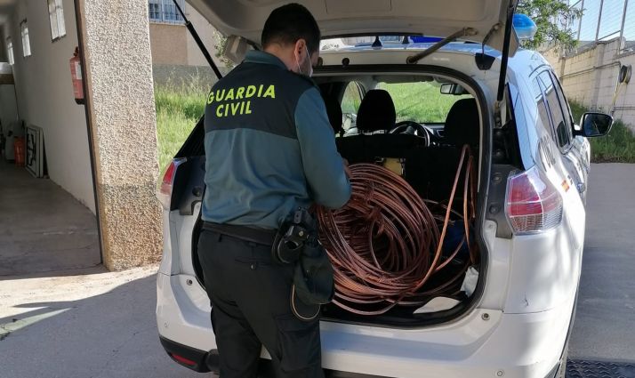 Un agente de la Guardia Civil con el cobre recuperado. /Subdelegación del Gobierno