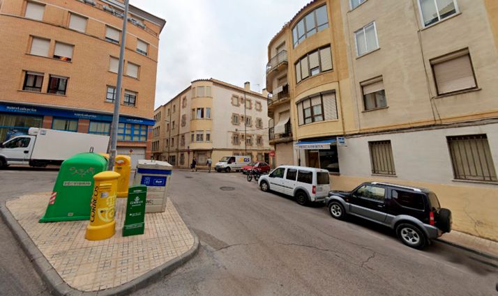 Trasladado al hospital tras descolgarse de la fachada de un edificio