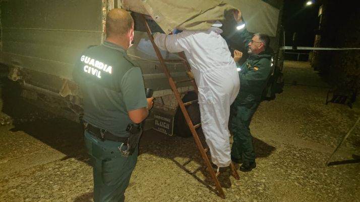 La Guardia Civil y un apicultor soriano retiran un enjambre instalado en un camión averiado