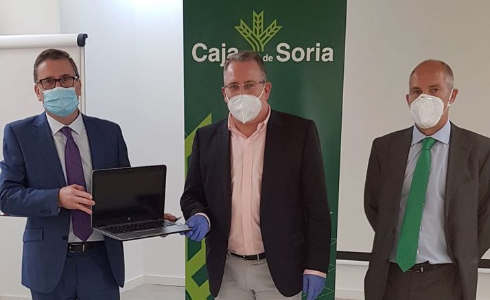 Una imagen de la entrega de los ordenadores. /CRS