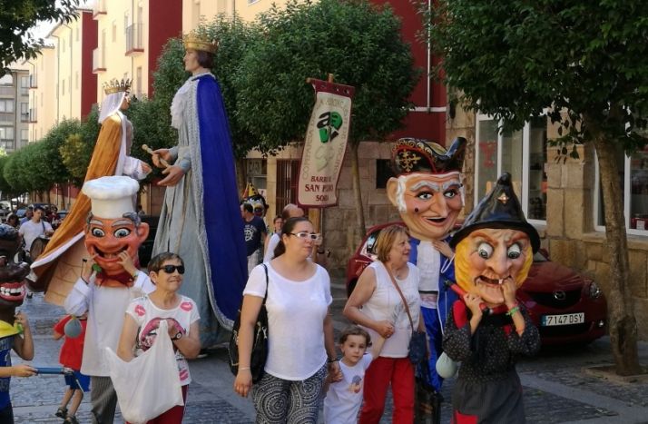 Los barrios de la capital comienzan a suspender sus fiestas