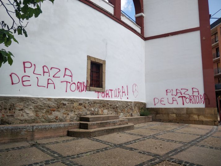 Pintadas antitaurinas en la plaza de toros de Soria