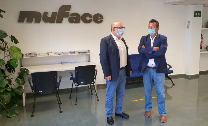 El subdelegado (izda.) y el responsable de ISFAS en Soria, en las dependencias de Muface. 