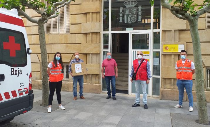 Entrega de las mascarillas a Cruz Roja. /Subdelegación del Gobierno