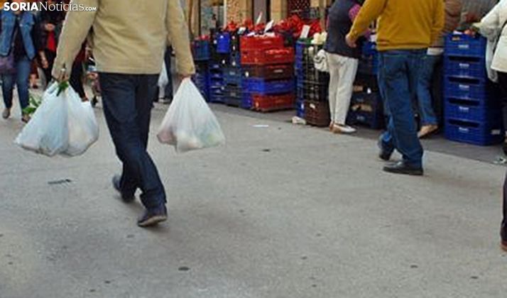 El mercadillo regresa este jueves con los puestos de fresco en la calle Doctrina, aforo limitado y medidas excepcionales