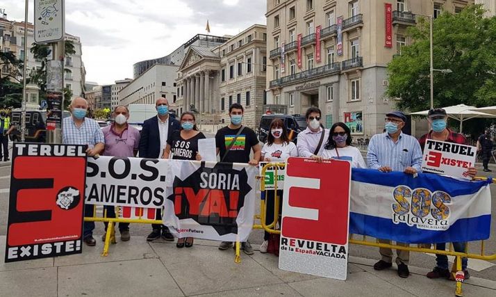 Miembros de los colectivos de la España Vaciada en las inmediaciones del Congreso de los Diputados. /Soia Ya