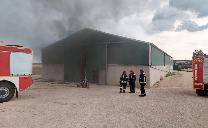 Los bomberos sofocan el incendio de una nave en Morcuera