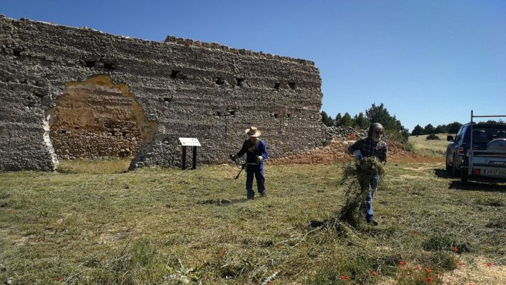 Labores de desbroce en el Ecoparque de Andaluz