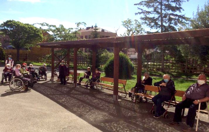 Jubilados de la residencia de Ágreda en el exterior del edificio. /Dip.