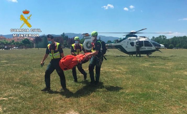 Agentes de la Benemérita con el cuerpo del montañero. /GC
