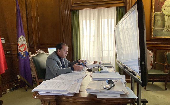 Serrano, en su despacho durante el encuentro con empresarios este jueves. /Dip.