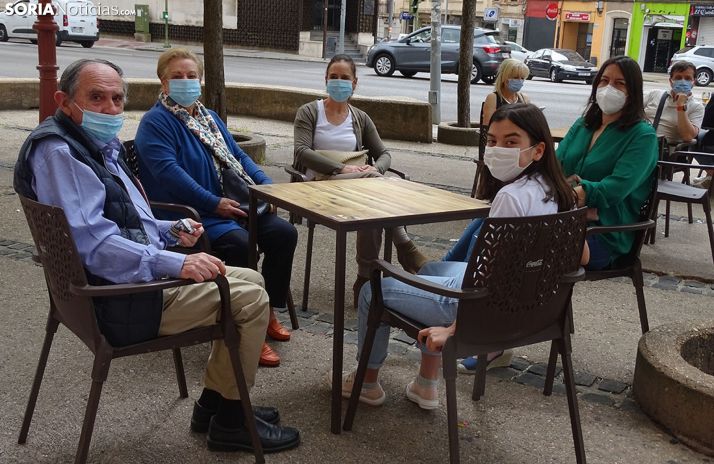 Usuarios en una terraza de la capital abierta durante la Fase 1. /SN