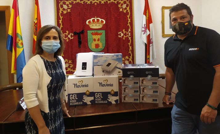 La alcaldesa de Ólvega, Elia Jiménez y el presidente de la agrupación, Ruymán Domínguez, en la entrega del material en la localidad. /Dip.