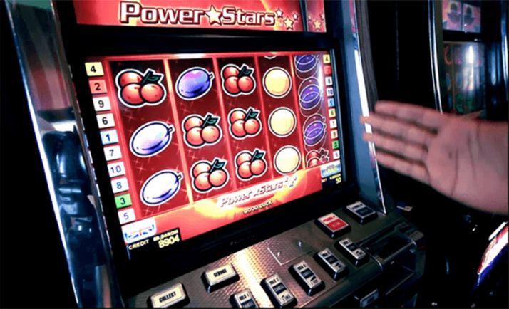 Dos detenidos, uno el regente del bar, por reventar la tragaperras