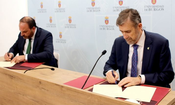 El alcalde (izda.) y el rector en la rúbrica del acuerdo. /UBU