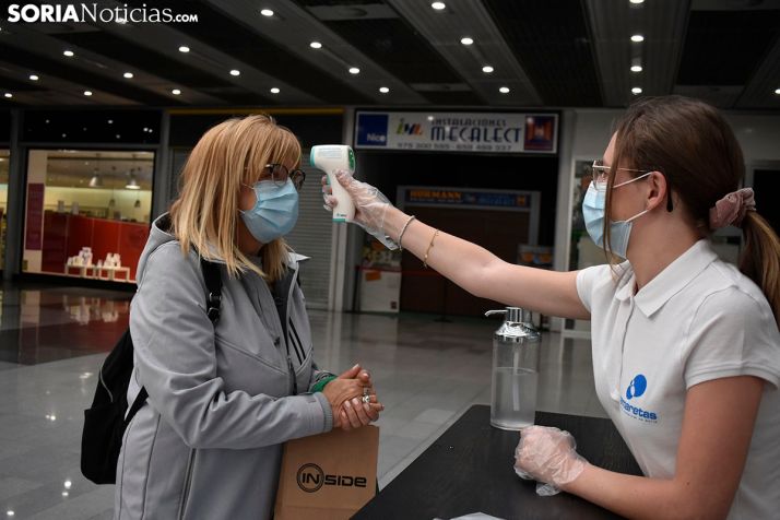 Dosis extra de seguridad y muchas ganas de compras en la apertura del Centro Comercial Camaretas