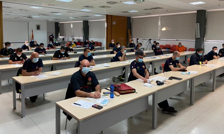 Los bomberos de la capital participan en el primer curso sobre  seguridad e intervención frente al coronavirus