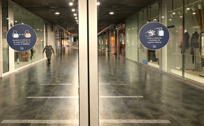 Entrada del Centro Comercial Camaretas, que abre el lunes 8.