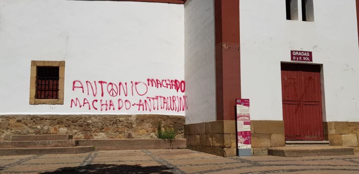 Vuelven las pintadas antitaurinas el día después de su limpieza