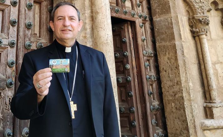 El obispo, ante la entrada principal al templo este miércoles. /DOS
