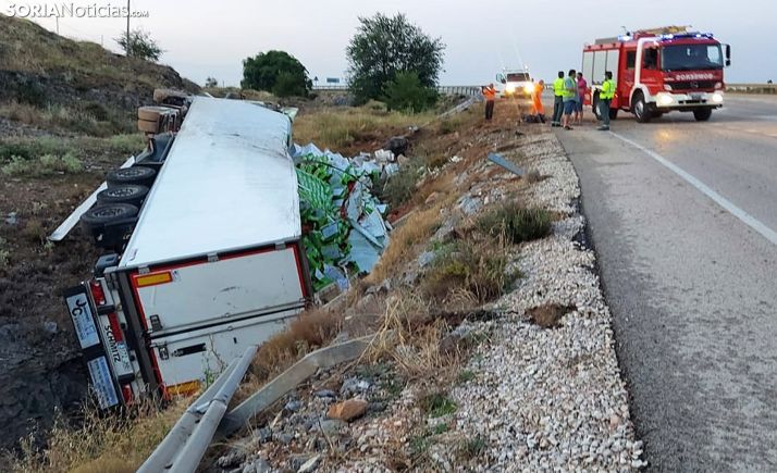 Vuelca un camión frente al polígono de Los Espinos en Ágreda