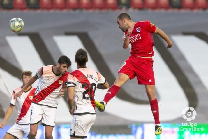 Higinio remata el gol en Vallecas.
