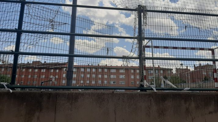 El PP pide reparar el vallado de las canchas de Santa Bárbara e incrementar su vigilancia