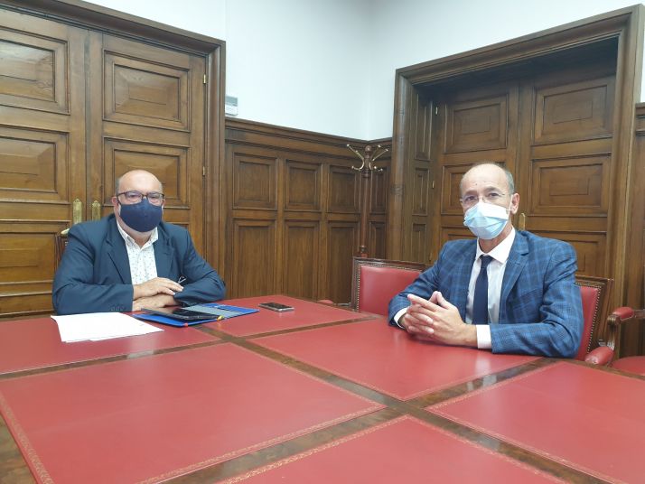 Miguel Latorre repasa la situación de las obras de las infraestructuras viarias con el nuevo jefe de la Unidad de Carreteras de Soria