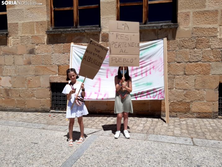 Fotos: Duruelo se concentra para exigir que la residencia continúe en manos públicas