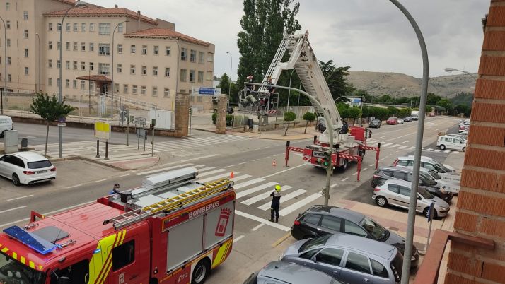 Fotos: El viento se lleva la cabeza de un semáforo en Soria