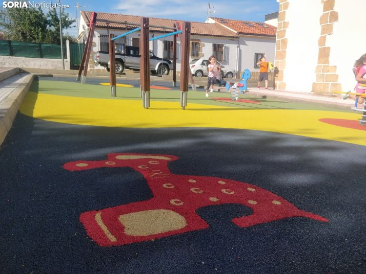 El caballito de Soria ya juega en los columpios con los más pequeños