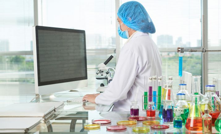 Una joven investigadora en un laboratorio. 