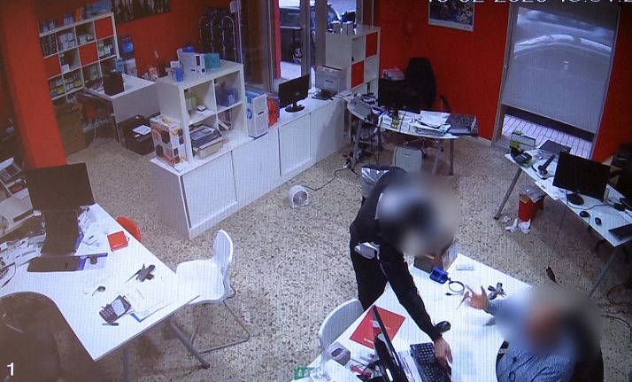 Uno de los detenidos perpretando uno de los hurtos esclarecidos. /GC