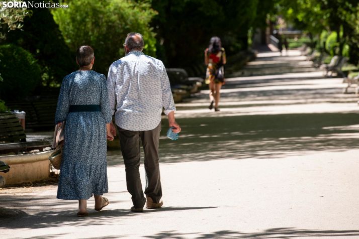 Dos sorianos pasean por la Dehesa. /María Ferrer.