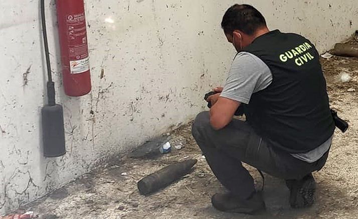 Un especialista de la Guardia Civil con el artefacto. /Subdelegación