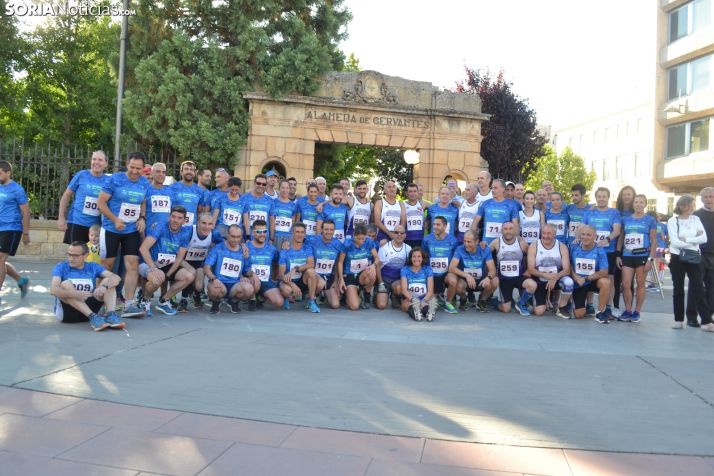 Miembros del club de atletismo antes de iniciar la carrera del año pasado. /SN
