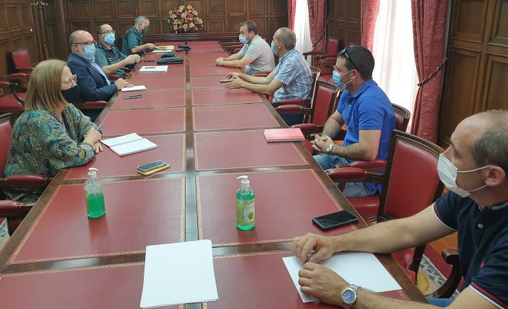 Alcaldes de Pinares abordan con el subdelegado la situación turística de la zona